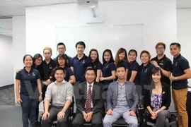Du học sinh cùng Tổng Lãnh sự Việt Nam tại Sydney. (Ảnh: Nguyễn Quang/Vietnam+)