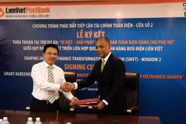 Lãnh đạo hai bên tham gia ký kết. (Nguồn: LienVietPostBank)