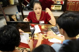Giao dịch vàng tại Bảo Tín Minh Châu. (Ảnh: Minh Sơn/Vietnam+)