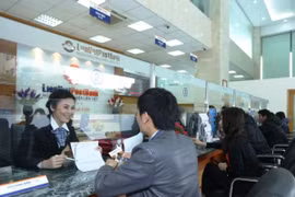 Khách hàng giao dịch tại LienVietPostBank. (Nguồn: LienVietPostBank)