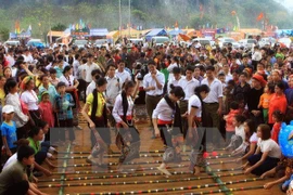 Nhảy sạp - một hoạt động văn hóa thú vị của người Thái. (Ảnh: Nguyễn Thủy/TTXVN)