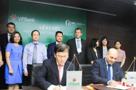 Lãnh đạo hai bên tham gia ký kết. (Nguồn: VPBank)