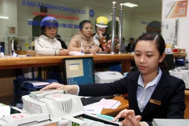 Khách hàng giao dịch tại BIDV. (Nguồn: TTXVN)