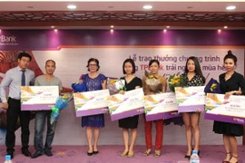 Lãnh đạo TPBank trao giải thưởng cho các khách hàng. (Nguồn: TPBank)