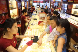 Giao dịch vàng tại Bảo Tín Minh Châu. (Ảnh: Minh Sơn/Vietnam+)