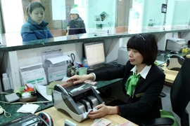Giao dịch tại Vietcombank. (Nguồn: TTXVN)