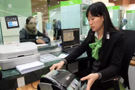 Giao dịch tại Viecombank. (Nguồn: TTXVN)