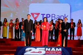 Phó tổng giám đốc TPBank Bùi Thị Thanh Hương nhận giải thưởng từ Bna tổ chức. (Nguồn: TPBank)
