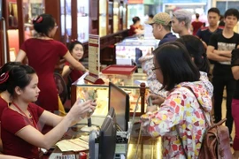 Giao dịch vàng tại Bảo Tín Minh Châu. (Ảnh: Đức Duy/Vietnam+)