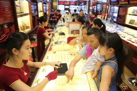 Giá vàng trong nước tăng 120.000 đồng, thế giới giảm nhẹ