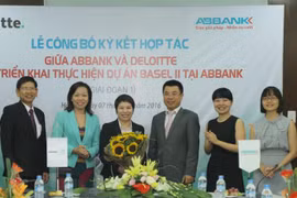 Lãnh đạo hai bên tham gia ký kết. (Nguồn: ABBANK)