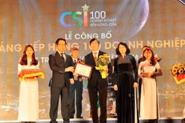 Lãnh đạo Vietcombank nhận giải từ ban tổ chức. (Nguồn: Vietcombank)