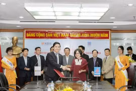 Lãnh đạo hai bên tham gia ký kết. (Nguồn: SHB)