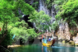 Du khách tham quan động Hang Tối, Quảng Bình. (Ảnh: Hồ Cầu/TTXVN)