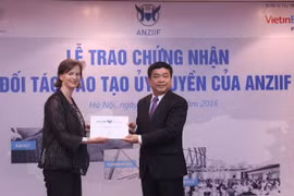 Bà Prue Willsford, Tổng giám đốc điều hành của ANZIIF trao chứng nhận đối tác đào tạo ủy quyền cho đại diện Trường Đại học Kinh tế Quốc dân. (Nguồn: VietinBank) 