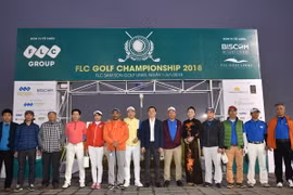 Các golf thủ chụp ảnh trong lễ khai mạc giải đấu diễn ra sáng 1/12. (Ảnh: BTC cung cấp)