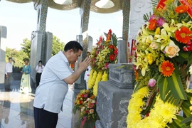 Chủ tịch Quốc hội Vương Đình Huệ dâng hương, dâng hoa tại Nghĩa trang liệt sỹ tỉnh Quảng Nam. (Ảnh: Doãn Tấn/TTXVN)