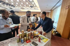 Đại diện các doanh nghiệp Ấn Độ tìm hiểu sản phẩm của các doanh nghiệp Việt Nam. (Ảnh: Ngọc Thúy/TTXVN)