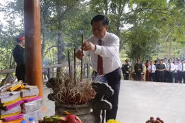 Bí thư Trung ương Đảng, Trưởng Ban Tuyên giáo trung ương Nguyễn Trọng Nghĩa dâng hương tại Nhà bia tưởng niệm. (Ảnh: Đức Thọ/ TTXVN)