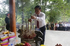 Bí thư Trung ương Đảng, Trưởng Ban Tuyên giáo trung ương Nguyễn Trọng Nghĩa dâng hương tại Nhà bia tưởng niệm. (Ảnh: Đức Thọ/ TTXVN)