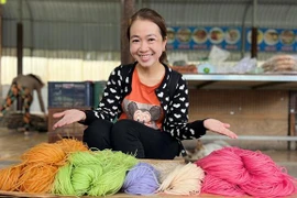 Du khách thích thú trải nghiệm quy trình làm hủ tiếu đa sắc. (Ảnh: TTXVN phát)