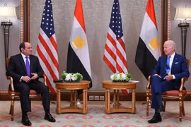 Tổng thống Ai Cập Abdel Fattah al-Sisi (trái) trong cuộc gặp Tổng thống Mỹ Joe Biden tại Jeddah (Saudi Arabia) ngày 16/7/2022. (Ảnh: AFP/TTXVN