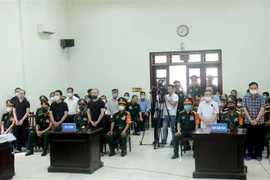 Các bị cáo trình diện trước Hội đồng xét xử. (Ảnh: Kim Anh/TTXVN)