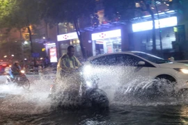 Phố Thái Hà, quận Đống Đa bị ngập nặng khiến việc di chuyển gặp khó khăn. (Ảnh: Tuấn Đức/TTXVN)