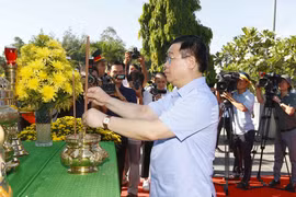 Chủ tịch Quốc hội Vương Đình Huệ dâng hương, dâng hoa tại mghĩa trang liệt sỹ thành phố Quảng Ngãi. (Ảnh: Doãn Tấn/TTXVN)