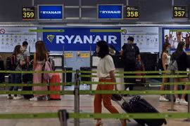 Hành khách làm thủ tục tại khu vực của Hãng hàng không Ryanair ở sân bay Adolfo Suarez Madrid Barajas, Madrid, Tây Ban Nha ngày 24/6/2022. Ảnh: AFP/TTXVN