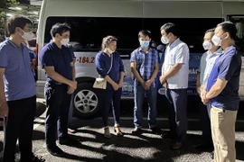 Ông Hồ Đại Dũng, Phó Chủ tịch UBND tỉnh Phú Thọ (thứ 3 từ phải sang) thăm hỏi, động viên gia đình người gặp nạn. (Ảnh: Trung Kiên/TTXVN)