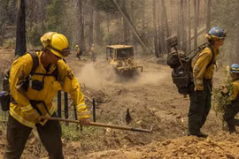 Nhân viên cứu hỏa nỗ lực khống chế các đám cháy rừng tại Mariposa, California, Mỹ, ngày 25/7. (Ảnh: AFP/TTXVN)