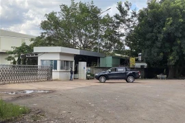 Phía ngoài Công ty Kim Tín, nơi xảy ra vụ tai nạn lao động khiến 2 công nhân thương vong. (Ảnh: TTXVN phát)