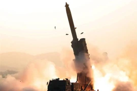Một vụ phóng thử rocket từ bệ phóng tên lửa đa nòng siêu lớn tại một địa điểm bí mật ở Triều Tiên. (Ảnh: AFP/TTXVN)
