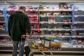 Khách hàng mua sắm tại siêu thị Sainsbury's ở Walthamstow, đông London, Anh. (Ảnh: AFP/TTXVN)