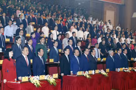 Chủ tịch nước Nguyễn Xuân Phúc và các vị lãnh đạo, nguyên lãnh đạo Đảng, Nhà nước dự Lễ kỷ niệm 110 năm ngày sinh Tổng Bí thư Nguyễn Văn Cừ (9/7/1912-9/7/2022). (Ảnh: Thống Nhất/TTXVN)