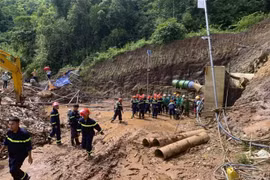 Lực lượng chức năng được huy động để tìm kiếm nạn nhân bị lũ cuốn tại Điện Biên. (Ảnh: TTXVN phát)