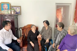 Bà Trương Mỹ Hoa, nguyên Phó Chủ tịch nước, cựu tù chính trị Côn Đảo, cùng đồng đội thăm bà Nguyễn Thị Ni hay còn gọi là bà Tư Hoàng (sinh năm 1939), cựu tù Côn Đảo hiện đang sinh sống ở huyện Côn Đảo. (Ảnh: Thanh Vũ/ TTXVN)