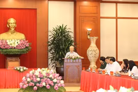 Tổng Bí thư Nguyễn Phú Trọng nói chuyện với người có công tiêu biểu toàn quốc. (Ảnh: Trí Dũng/TTXVN)