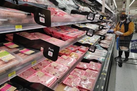Khách hàng mua sắm tại một siêu thị ở Ontario, Canada. (Ảnh: THX/TTXVN)