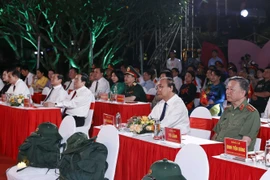 Chủ tịch nước Nguyễn Xuân Phúc cùng các đồng chí lãnh đạo Đảng, Nhà nước dự Cầu truyền hình trực tiếp "Khúc tráng ca hoà bình" tại điểm cầu Hà Nội. (Ảnh: Thống Nhất/TTXVN)