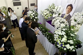Người dân đặt hoa tưởng niệm cố Thủ tướng Nhật Bản Abe Shinzo tại Shimonoseki, tỉnh Yamaguchi ngày 12/7/2022. (Ảnh: Kyodo/TTXVN)