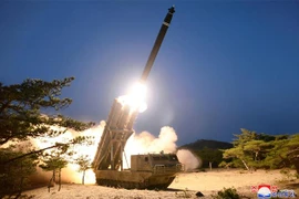 Một vụ phóng thử rocket đa nòng siêu lớn tại một địa điểm bí mật ở Triều Tiên. (Ảnh: AFP/TTXVN)