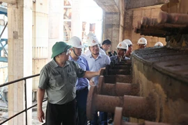 Thủ tướng Phạm Minh Chính kiểm tra, khảo sát các hạng mục của Dự án mở rộng giai đoạn 2 Nhà máy Gang thép Thái Nguyên (Tisco 2). (Ảnh: Dương Giang/TTXVN)