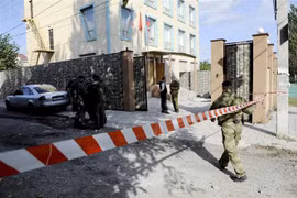 Nhân viên an ninh điều tra tại hiện trường một vụ nổ ở Donetsk, miền Đông Ukraine. (Ảnh: AFP/TTXVN)