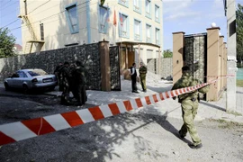 Nhân viên an ninh điều tra tại hiện trường một vụ nổ ở Donetsk, miền Đông Ukraine. (Ảnh: AFP/TTXVN)