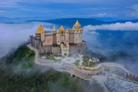 Lâu đài Mặt Trăng mờ ảo trong sương mây, nơi du khách có thể thỏa trí tưởng tượng với những trải nghiệm huyền bí, những cảm xúc từ phấn khích tới mãn nhãn.