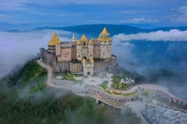 Lâu đài Mặt Trăng mờ ảo trong sương mây, nơi du khách có thể thỏa trí tưởng tượng với những trải nghiệm huyền bí, những cảm xúc từ phấn khích tới mãn nhãn.