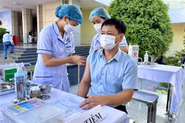 Phó Chủ tịch UBND tỉnh Thừa Thiên - Huế Nguyễn Thanh Bình tham gia tiêm vaccine phòng COVID-19 mũi nhắc lại. (Ảnh: Mai Trang/TTXVN)
