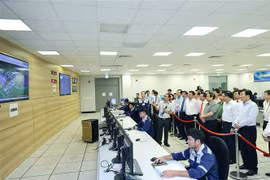 Thủ tướng Phạm Minh Chính xem quy trình vận hành nhà máy nhiệt điện Sông Hậu 1 tại trung tâm điều hành. (Ảnh: Dương Giang/TTXVN)